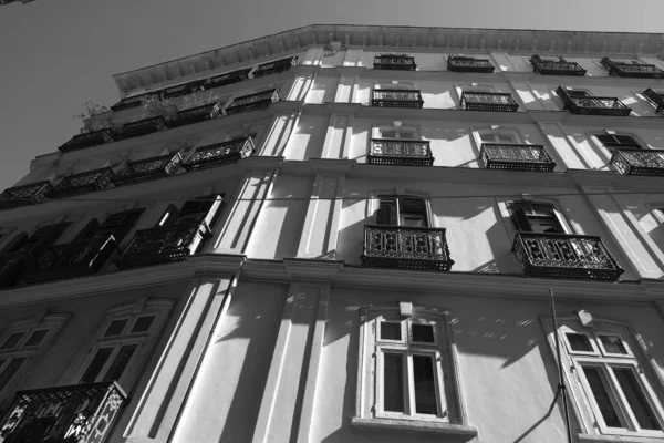 Graustufenaufnahme Eines Weißen Gebäudes Mit Vielen Fenstern — Stockfoto