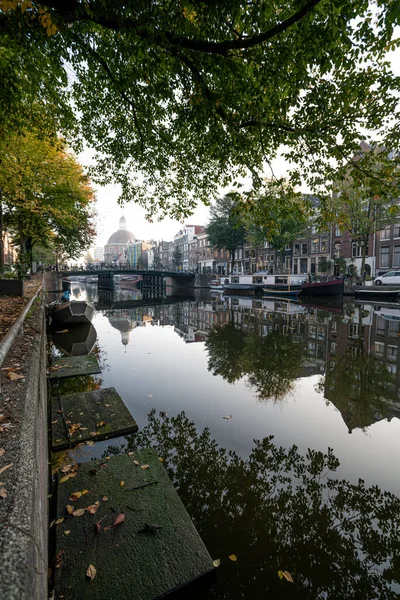 Een Verticale Opname Van Een Kanaal Stad Amsterdam Nederland — Stockfoto