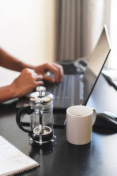 Eine Vertikale Aufnahme Männlicher Hände Mit Einem Laptop — Stockfoto