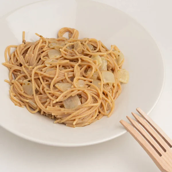 Eine Nahaufnahme Köstlicher Pasta Mit Zwiebeln Auf Weißem Hintergrund — Stockfoto