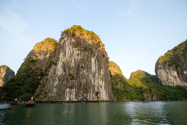 Diverse Barche Turistiche Long Baia Sotto Cielo Nebbioso Quang Ninh — Foto Stock