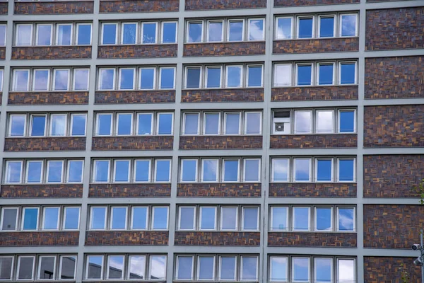 Fachada Edifício Residencial Com Muitas Janelas — Fotografia de Stock