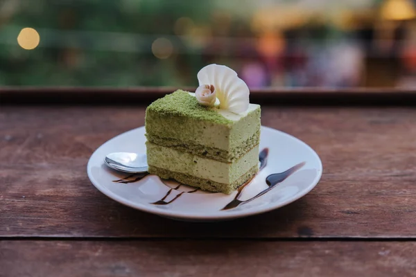 Ένα Νόστιμο Κέικ Πράσινο Μπισκότο Και Λευκή Διακόσμηση Στην Κορυφή — Φωτογραφία Αρχείου