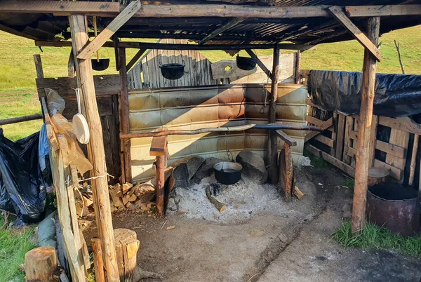 Uma Cabana Madeira Velha Sheepfold Romênia — Fotografia de Stock