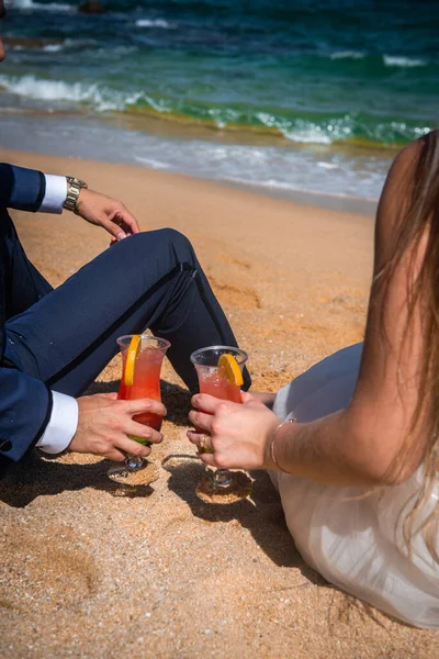 Uno Scatto Verticale Una Coppia Che Gode Cocktail Tropicali Sulla — Foto Stock