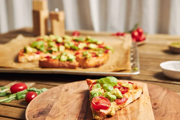 Primer Plano Una Pizza Con Verduras Sobre Una Mesa Madera —  Fotos de Stock