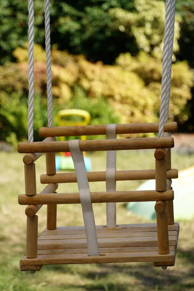 Een Verticaal Schot Van Een Lege Van Hout Baby Swing — Stockfoto