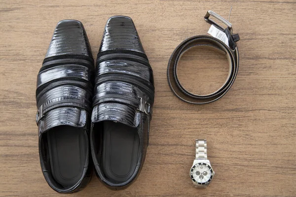 Una Toma Aérea Par Zapatos Negros Masculinos Cinturón Con Reloj — Foto de Stock