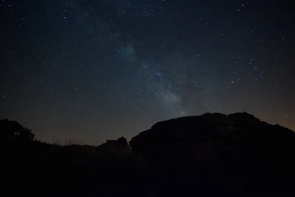 Σκοτεινή Νύχτα Έναν Ουρανό Γεμάτο Αστέρια Και Τον Όμορφο Γαλαξία — Φωτογραφία Αρχείου