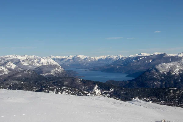 Lago Rodeado Montañas Cubiertas Nieve Invierno —  Fotos de Stock