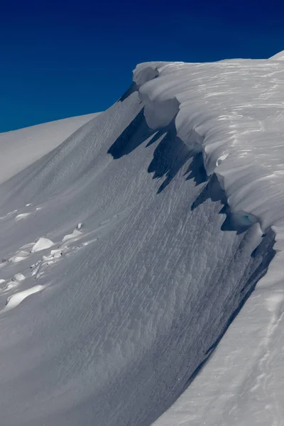 Вертикальный Снимок Горной Вершины Покрытой Белым Снегом Зимой — стоковое фото