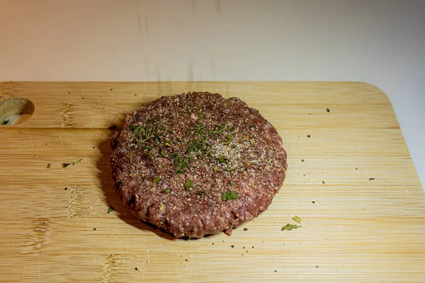 Close Carne Não Cozida Caseira Hambúrguer Patty Com Especiarias Verduras — Fotografia de Stock