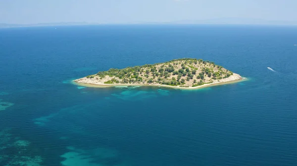 Une Petite Île Couverte Verdure Entourée Par Océan Bleu Calme — Photo