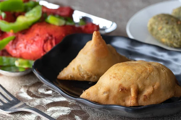 Közelkép Szelektív Fókusz Lövés Sült Empanadas Egy Fekete Lemez — Stock Fotó