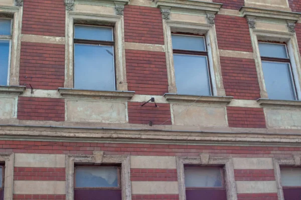 Низькокутний Знімок Фасаду Старої Будівлі Червоними Стінами Вікнами — стокове фото