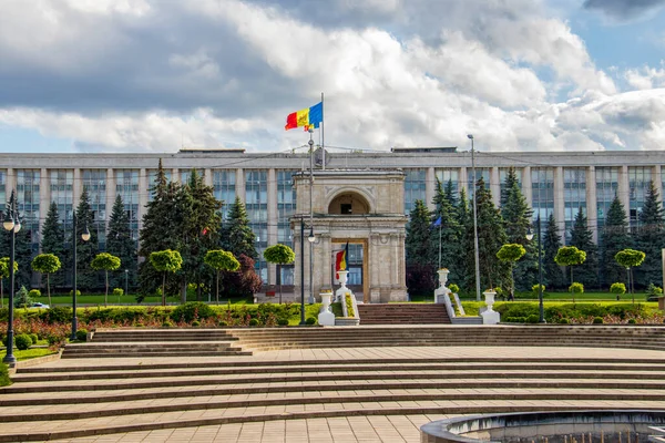 Arco Triunfal Chisinau Casa Governo Sob Luz Sol Moldávia — Fotografia de Stock