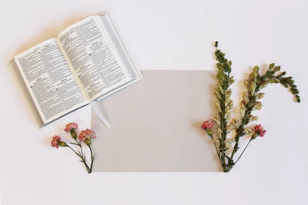 Kuru Çiçeklerin Üst Görüntüsü Masanın Altında Açık Bir Kitap — Stok fotoğraf