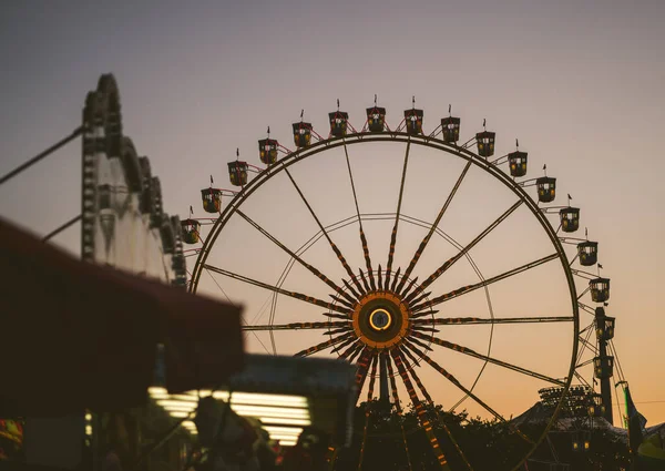 Munich Duitsland Aug 2020 Het Reuzenrad Bij Zonsondergang Het Olympisch — Stockfoto