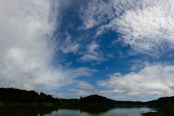 Uma Vista Hipnotizante Céu Brilhante Lago Debaixo Dele — Fotografia de Stock