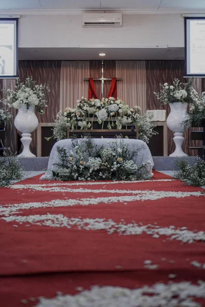 Ozdobiony Ołtarz Ślubny Kwiatami Przed Ceremonią — Zdjęcie stockowe
