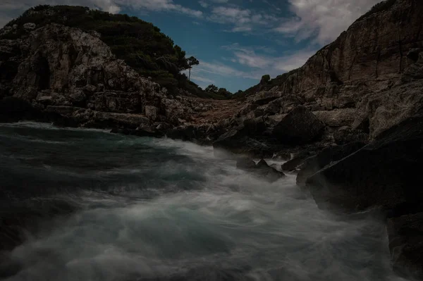 Wavy Lake Rocky Formations Cloudy Sky — Stock Photo, Image