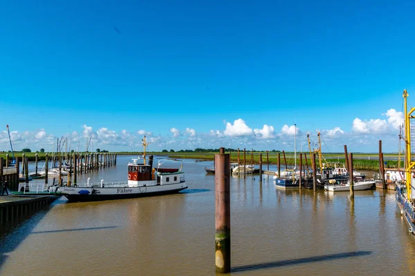 Uma Doca Com Navios Sob Céu Azul Brilhante — Fotografia de Stock