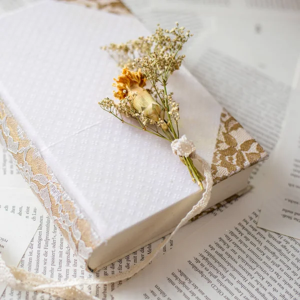 Een Closeup Van Droge Bloemen Een Boek Met Een Kanten — Stockfoto