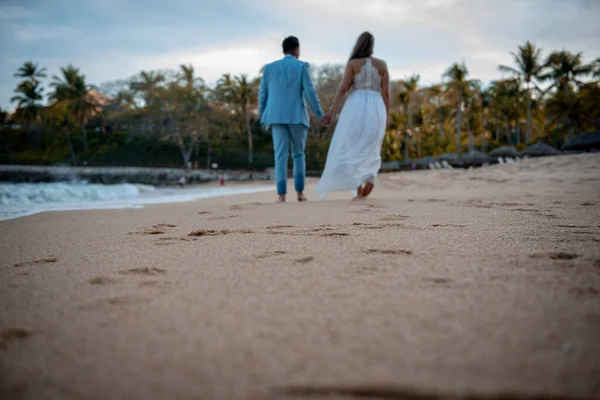 一对恋人白天在海滩上散步时的特写 — 图库照片