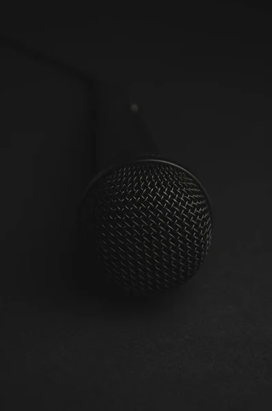 Vertical Closeup Shot Black Microphone Black Background — Stock Photo, Image