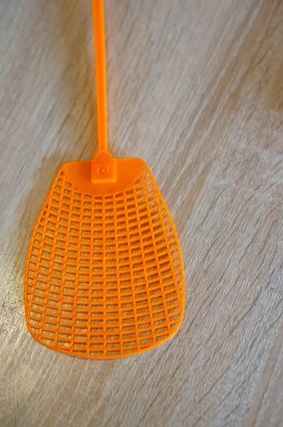 Colpo Verticale Plastica Mosca Swatter Una Superficie Legno — Foto Stock