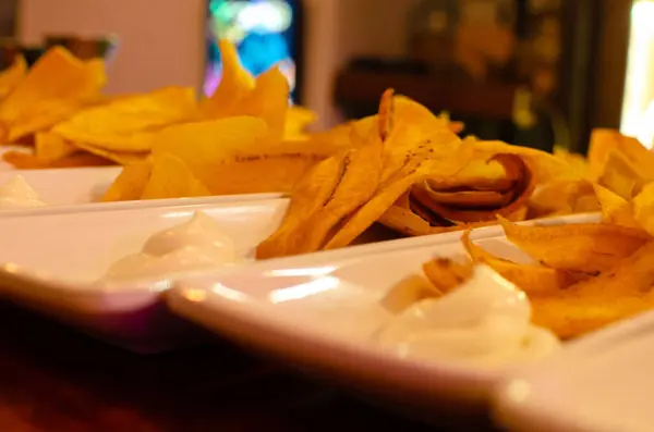 Shallow Focus Closeup Shot Potato Chips Dip Table — Stock Photo, Image