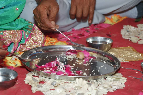 Під Час Індійського Весілля Біля Будинку Людей Які Виконують Спеціальну — стокове фото