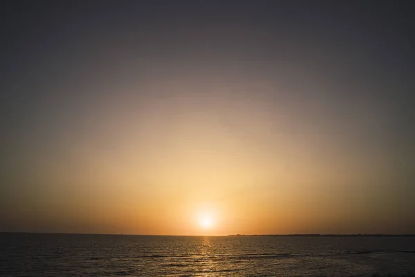 Tiro Panorâmico Mar Liso Durante Pôr Sol — Fotografia de Stock