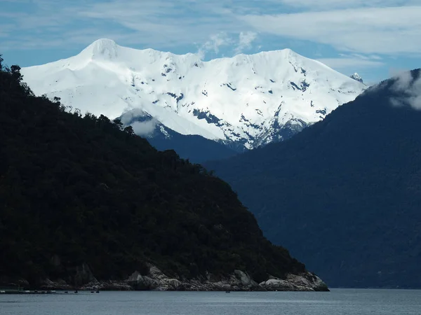 Die Schneebedeckten Berge Von Einem See Einem Feld Eingefangen — Stockfoto