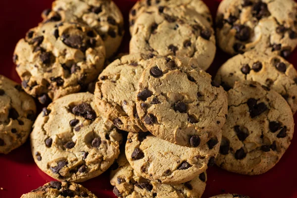 Een Close Van Chocolade Chip Koekjes Een Kom Onder Lichten — Stockfoto