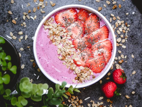 Blick Von Oben Auf Eine Gesunde Frühstücksschale Mit Rosa Joghurt — Stockfoto