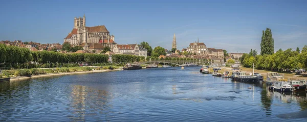 Een Prachtige Opname Van Kathedraal Van Auxerre Bij Rivier Yonne — Stockfoto