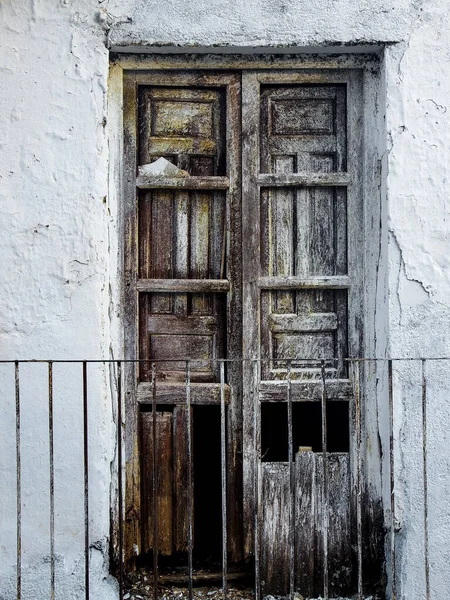 Ein Altes Kaputtes Holzfenster Mit Verrostetem Geländer Einer Weißen Wand — Stockfoto