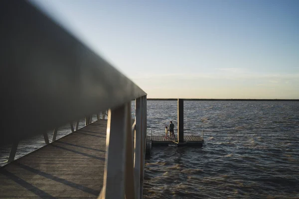 Een Betoverend Uitzicht Een Pier Die Leidt Naar Guadalquivir Rivier — Stockfoto