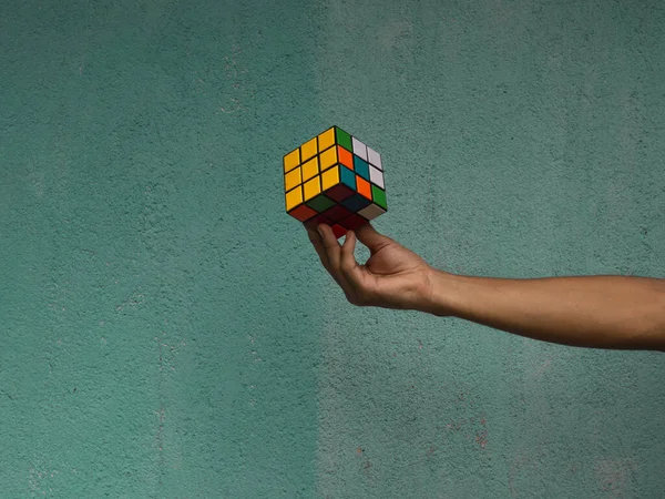 Gros Plan Une Personne Tenant Cube Rubik Non Résolu Contre — Photo