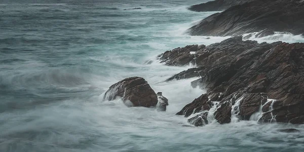 Krásný Výhled Skály Kameny Moři Dlouhou Expozicí — Stock fotografie