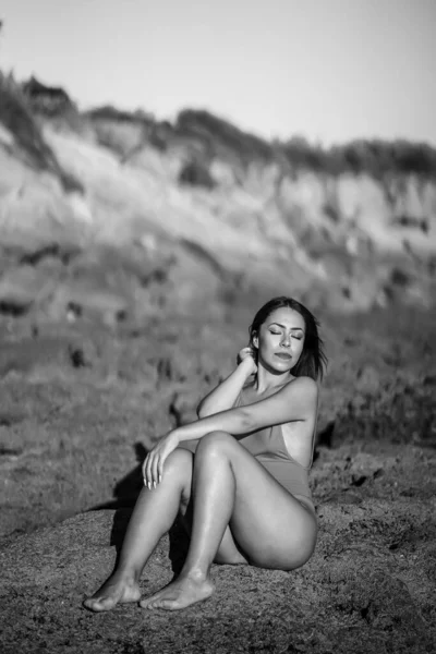 Grayscale Vertical Shot Sexy Female Swimsuit Sitting Sands — Stock Photo, Image