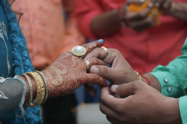 Närbild Ett Par Sätta Ringar Varandras Fingrar Traditionell Indisk Bröllop — Stockfoto