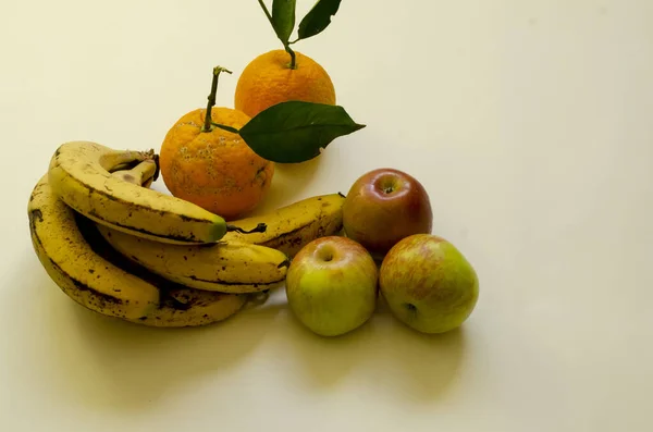 Ein Flacher Schuss Reife Bananen Orangen Und Äpfel Auf Beiger — Stockfoto