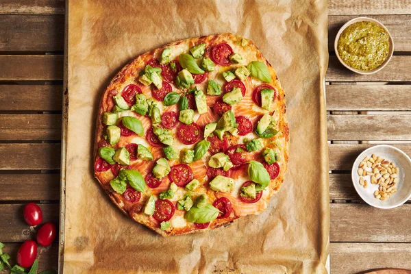 Primer Plano Una Pizza Con Verduras Sobre Una Mesa Madera — Foto de Stock