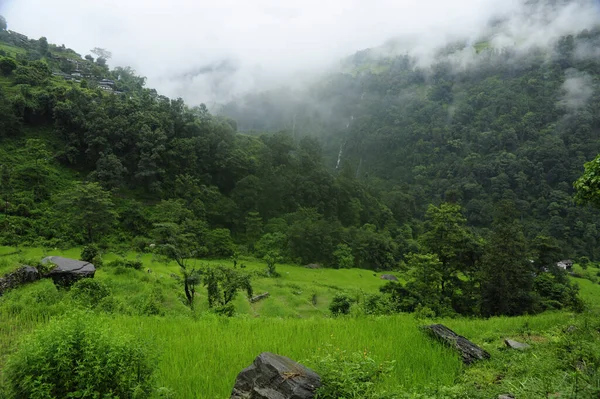 多雾的尼泊尔喜马拉雅山上美丽的青山和群山 — 图库照片