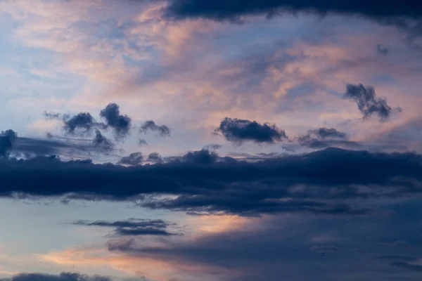 クロアチアのザグレブのカラフルな空に捉えられた息をのむような雲の低角度ショット — ストック写真