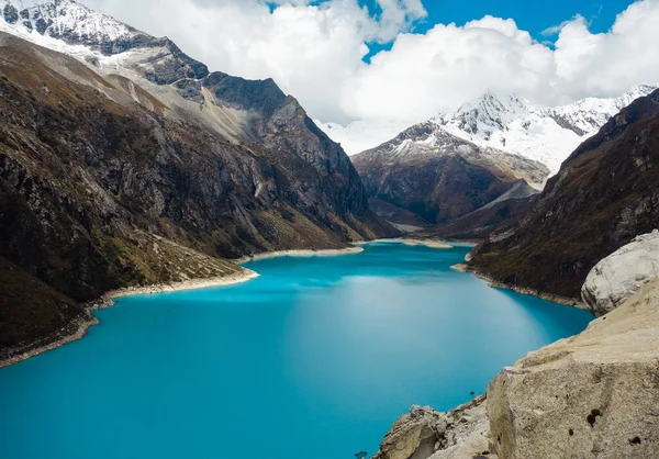 Paronovo Jezero Obklopeno Skalnatými Horami Pod Zataženou Oblohou Peru — Stock fotografie