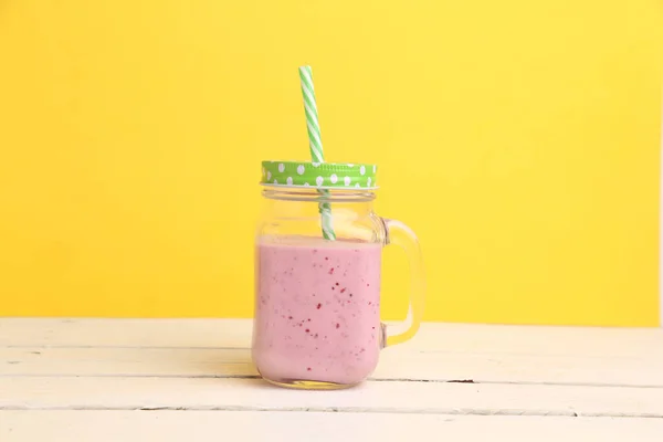 Pot Smoothie Aux Mûres Avec Une Paille Sur Une Table — Photo