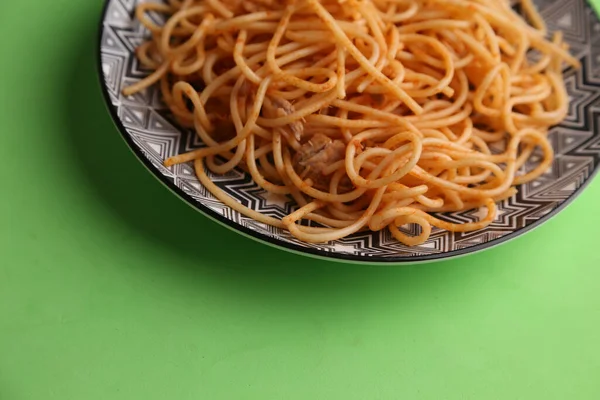 Ένα Πιάτο Σπαγγέτι Ντομάτα Πράσινο Φόντο — Φωτογραφία Αρχείου